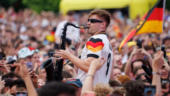 Sportschau Uefa Euro 2024 - Saxophonist Heizt Dfb-fans Ein