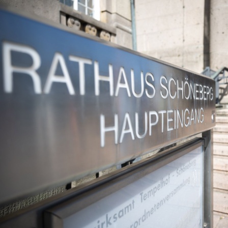 Einganz zum Rathaus Schöneberg