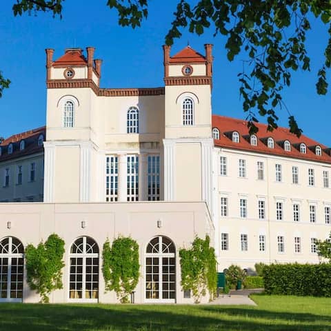 Schloss Lübbenau im Spreewald (Bild: picture alliance/robertharding/Christian Kober)