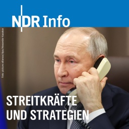 Wladimir Putin hält einen Telefonhörer ans Ohr.