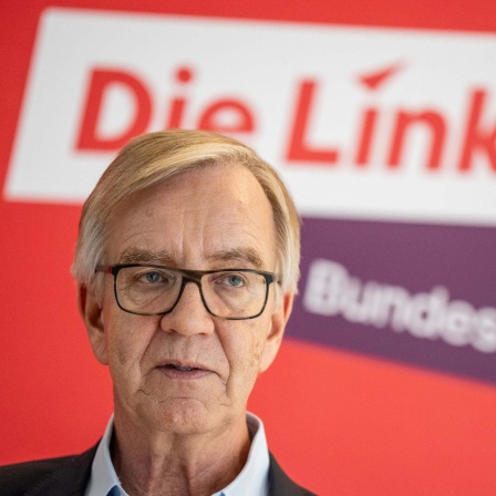 Dietmar Bartsch, Fraktionsvorsitzender der Partei Die Linke, während eines Pressestatements.