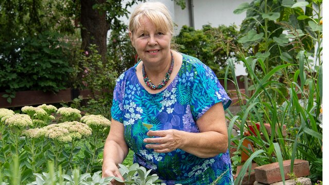 Elisabeth Schmelzer im Garten Tausendschön