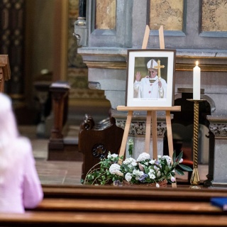 Ein Bild von Papst Franziskus steht in der St. Johannes Basilika in Berlin. 