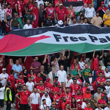 Fans protestieren mit einem "Free Palestine"-Schriftzug bei der Fußball-WM in Katar. Der Israel-Palästina-Konflikt wird bei der WM offen ausgetragen.