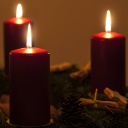 Ein Adventskranz, auf dem vier Kerzen brennen