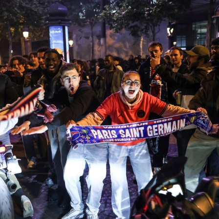 Die Fans von PSG feiern auf den Straßen
