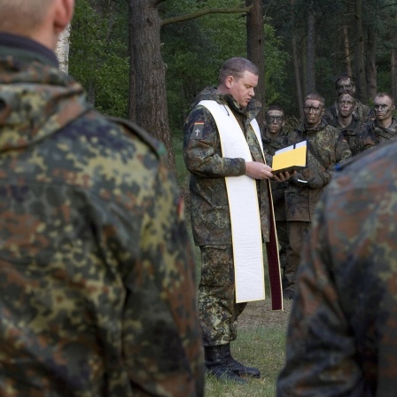 Ein evangelischer Militärpfarrer feiert mit Rekruten der Panzertruppenschule Munster einen Feldgottesdienst, 09.05.2007; © imago-images.de/epd