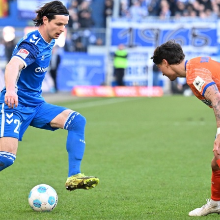 Magdeburgs Jean Hugonet (l) spielt gegen Darmstadts Guille Bueno
