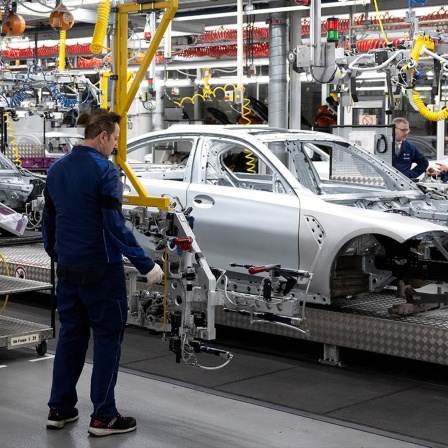 Mitarbeiter von BMW arbeiten im Stammwerk in der Produktion an der Karosserie von verschiedenen Modellen des Autoherstellers.