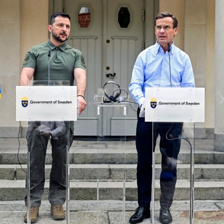Der Ministerpräsident von Schweden, Ulf Kristersson (rechts), und der Präsident der Ukraine, Wolodymyr Selenskyj (links), sprechen zu Journalisten in der Residenz des Ministerpräsidenten in Harpsund (Schweden).