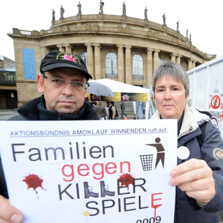 Hardy Schober und Christiane Sättler-Adel (Aktionsbündnis Amoklauf Winnenden) am 17.10.2009 in Stuttgart. Rechts ein Container, in dem Nutzer sogenannte Computer-Killerspiele entsorgen können.