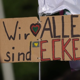Plakat "Wir alle sind Ecke" beim Protest in Berlin gegen Angriffe auf Politiker.