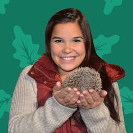 Anna (Annika Preil) mit einem Igel in den Händen | Bild: BR/Text und Bild Medienproduktion GmbH & Co. KG | Montage: BR
