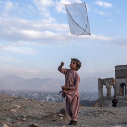 Alltag in Afghanistan: ein Junge lässt bei Kabul einen Drachen steigen.
