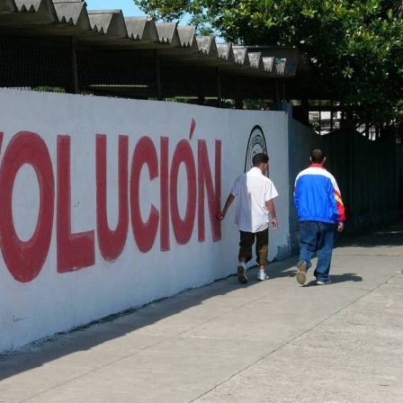 Das Beitragsbild des WDR3 Kulturfeature "Kuba - Echo der Sechziger" zeigt eine Straßenszene in Kuba und den Schriftzug Revolution.