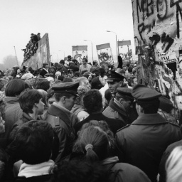 Tausende Menschen strömen dichtgedrängt durch einen Spalt in der Mauer nach Öffnung der DDR-Grenzen zum Westen in der Nacht vom 9./10. November 1989.