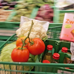 Gemüsetheke in einem Biosupermarkt. Nachhaltig einkaufen ist eine Wissenschaft für sich.