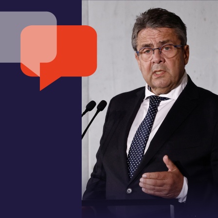 Sigmar Gabriel steht an einem Pult und hält eine Rede.