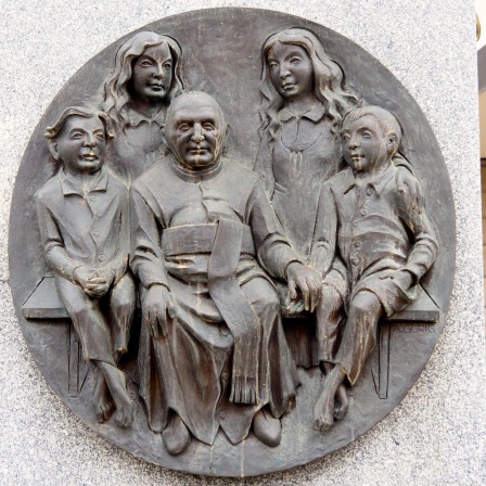 Relief des Ordensgründer Dominikus Ringeisen und betreute Kinder.