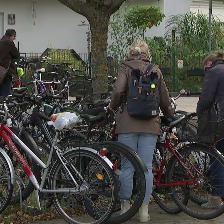 Radfahrer stellen ihre Fahrräder an der Bikd+Ride-Station in Brieselang ab (Bild. rbb/ Brandenburg Aktuell)