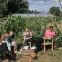 Alexander Solloch, Lisa Kreißler, Anne-Dore Krohn und Thorsten Dönges bei der Podcast-Aufnahme auf dem Bauernhof in Pohle