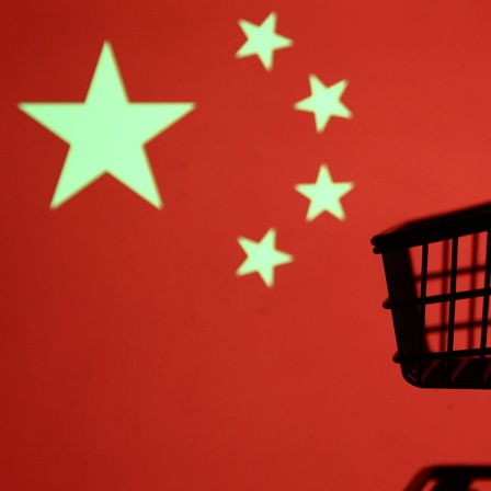 Die chinesische Flagge und ein Einkaufswagen (Montage, Symbolbild)