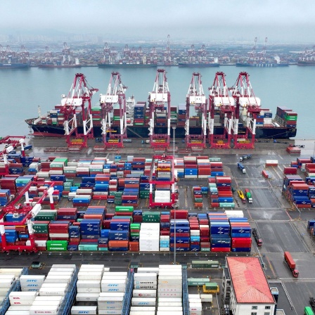 Frachtschiff und Container im Hafen von Qingdao, China