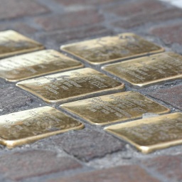 Blick auf verlegte Stolpersteine (kleine Messingplatten) zur Erinnerung an von den Nazis verfolgte, schikanierte und ermordete Juden. 