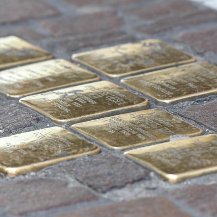 Blick auf verlegte Stolpersteine (kleine Messingplatten) zur Erinnerung an von den Nazis verfolgte, schikanierte und ermordete Juden. 