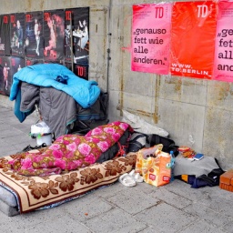 Obdachlosigkeit ist in Berlin-Mitte haeufig sichtbar.