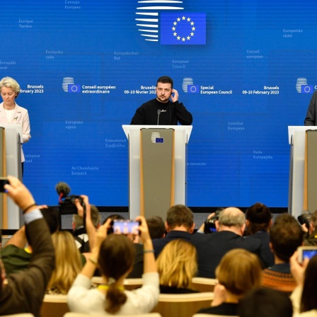Belgien, Brüssel: Ursula von der Leyen (L-r), Präsidentin der Europäischen Kommission, Wolodymyr Selenskyj, Präsident der Ukraine, und Charles Michel, Präsident des Europäischen Rates, sprechen bei einer Pressekonferenz im Rahmen eines EU-Gipfels im Gebäude des Europäischen Rates.