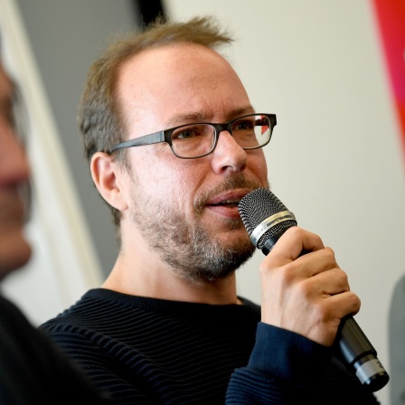 Andreas Gebhard (l), Geschäftsführer re:publica und Markus Beckedahl, Mitgründer re:publica, nehmen an der Pressekonferenz zur diesjährigen Internetkonferenz "re:publica" teil