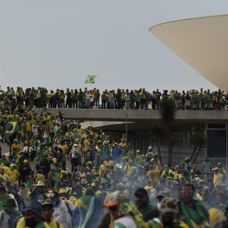 Anhänger des abgewählten brasilianischen Präsidenten Jair Bolsonaro besetzen den Nationalkongress in Brasilia.