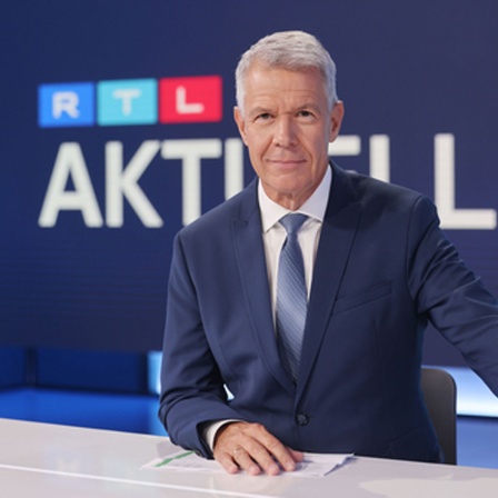 Peter Kloeppel, Fernsehmoderator, sitzt im "RTL Aktuell"-Studio. 