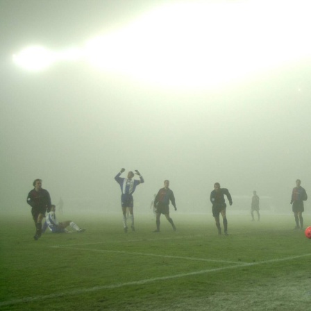 Hertha BSC spielt in der Champions League gegen den FC Barcelona im Nebel (im November 1999)