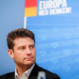 René Aust, Leiter der AfD-Delegation im Europaparlament, gibt eine Pressekonferenz nach der Europawahl (10.06.2024).