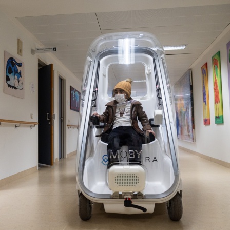 Ahmad fährt im Ein-Personen-Fahrzeug "Moby" auf der Kinderstation für Stammzelltransplantation. 