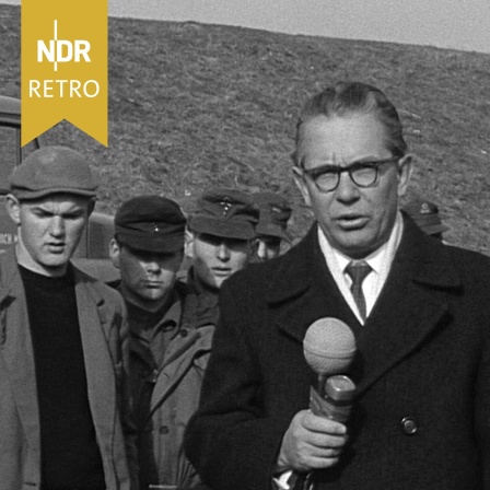 Ministerpräsident Kai-Uwe von Hassel und Helfer an der Nordseeküste, 17.02.1962