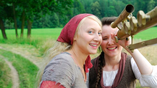 Die kluge Bauerntochter (Anna Maria Mühe) und ihre Freundin die Magd (Sabine Krause) bestaunen das Fernrohr des Königs