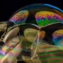 Seifenblasen reflektieren das Licht in allen Farben