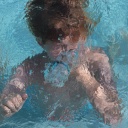 Kind unterwasser mit Luftblasen *** Child underwater with bubbles 1098600657