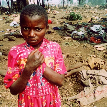 Flüchtlingskind aus Ruanda sucht unter Leichen nach seinen Eltern (1994)