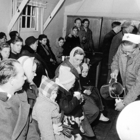 Neu angekommene Flüchtlinge im Lager Friedland am 23. November 1956. Rund 200.000 Menschen sind nach dem Ungarnaufstand in den Westen geflohen.