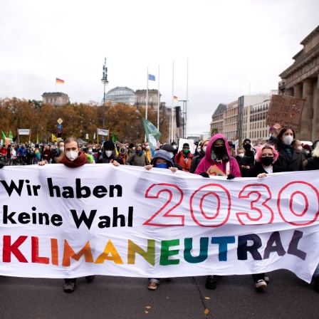 Protestierende bei einer &#034;FridaysForFuture&#034;-Demonstration im Oktober 2021 halten ein Transparent mit der Aufschrift &#034;Wir haben keine Wahl - 2030 klimaneutral&#034; für die Durchsetzung der Pariser Klimakonferenz und für die Einhaltung des 1,5-Grad-Limits