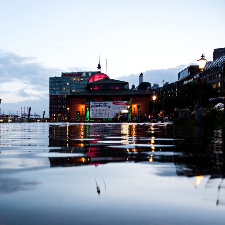 Der Fischmarkt mit der Fischauktionshalle ist in Hamburg während einer Sturmflut beim Hochwasser der Elbe überschwemmt. 