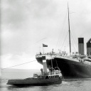 Die Titanic läuft mit Schlepperhilfe aus dem Werfthafen. 