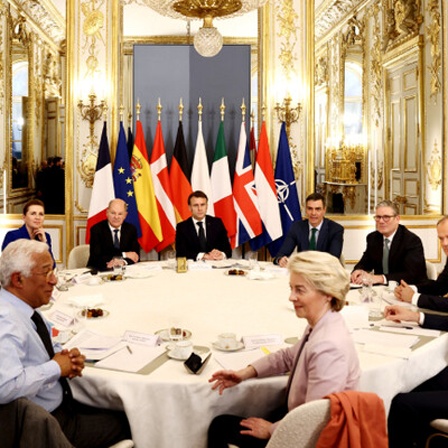 Europäische Regierungschefs, die Kommissionspräsidentin und der Nato-Chef zu Gast beim französischen Präsidenten Emmanuel Macron im Élysée-Palast