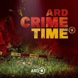 Ein Stück Waldrand in der Nacht, das mit hellem und rotem Licht beleuchtet ist und vor dem rot-gelbes Absperrband hängt, auf dem Bild der Schriftzug "ARD Crime Time"