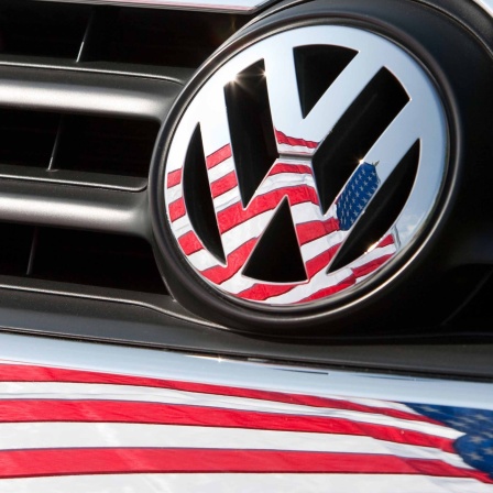 US-Fahne spiegelt sich im VW-Logo