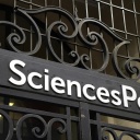 Das Logo der renommierten französischen Universität Sciences Po über dem Haupteingang der Universität.
